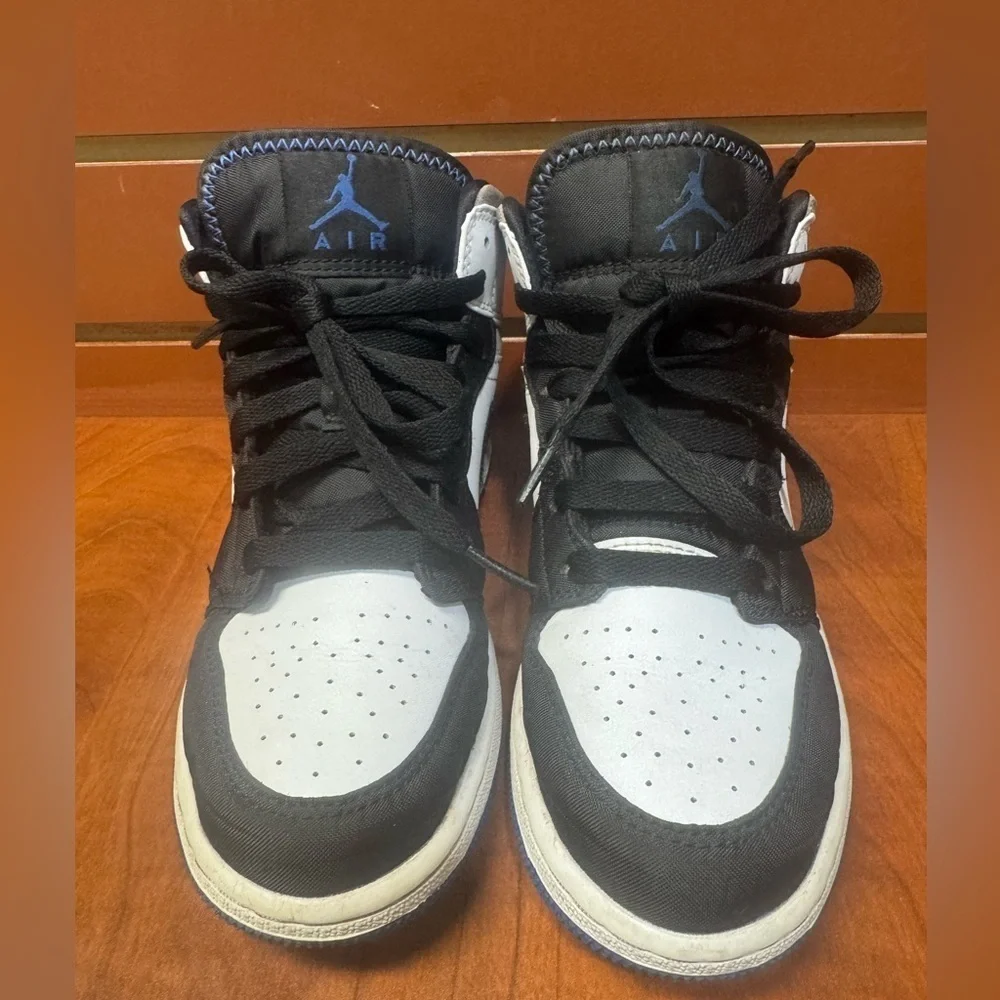 Jordan Men's Black, White, and Blue Sneakers